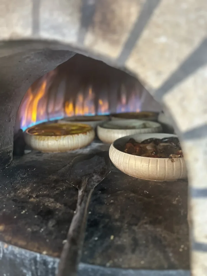 סירי חרס מול הטאבון
